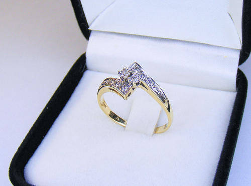 9ct Yellowgold diamond ring - NO RESERVE!!!