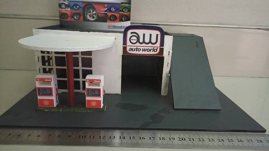 Filling station/ garage diorama for 1/64 scale vehicles