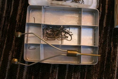 Vintage Mustad Viking Fly tying hooks + Expert Fly Tying Book