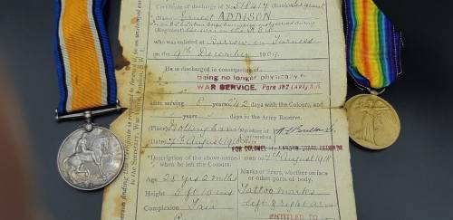 WW1 and WW2 Medal sets to same family members.