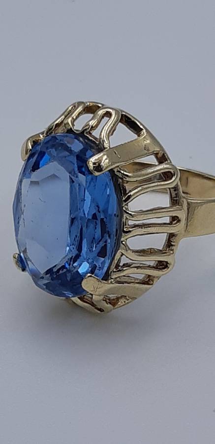 9c Gold ring with big Topaz stone