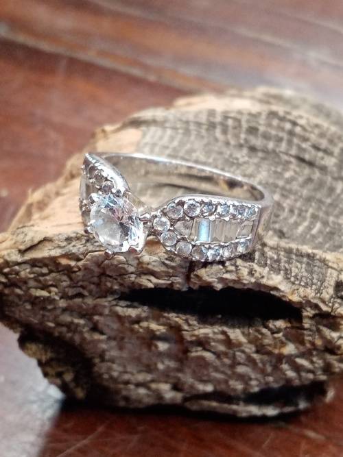 Sterling silver ladies ring Size: R