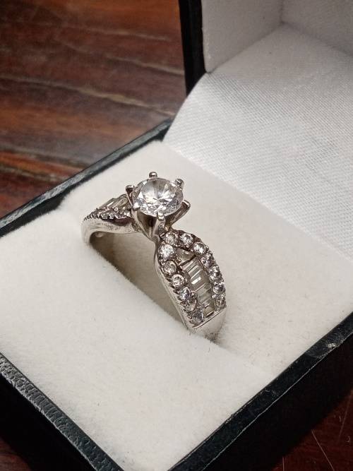 Sterling silver ladies ring Size: R