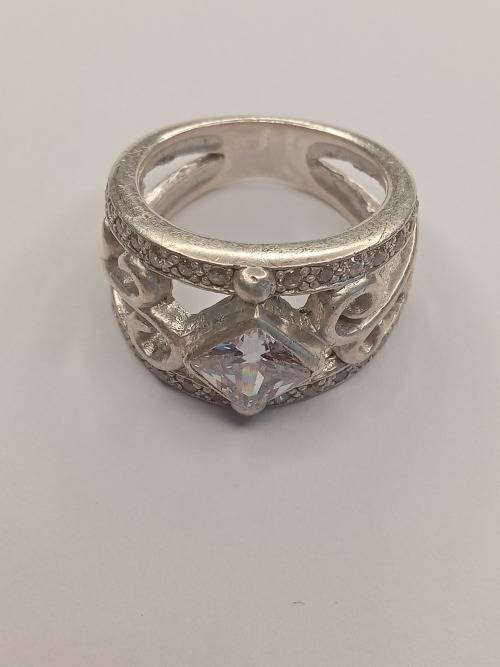 Beautiful sterling silver ladies ring Size: N