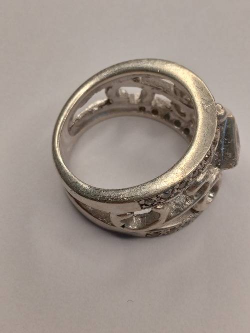 Beautiful sterling silver ladies ring Size: N