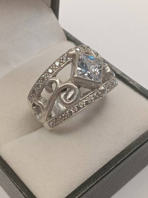 Beautiful sterling silver ladies ring Size: N