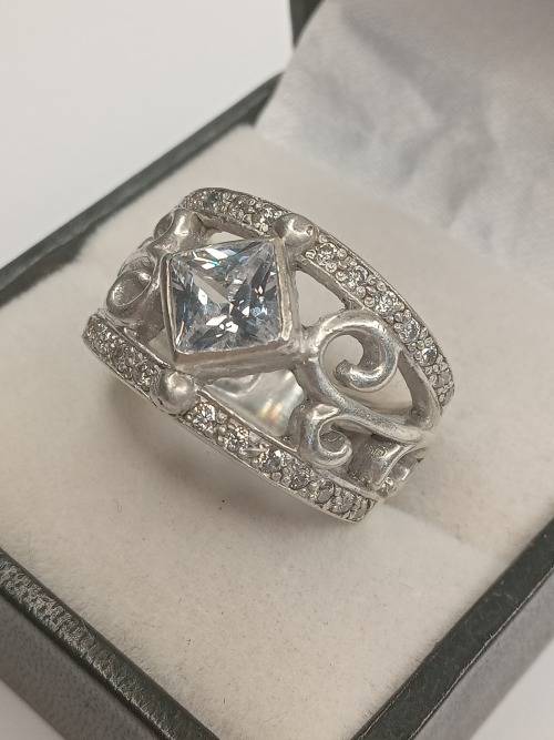 Beautiful sterling silver ladies ring Size: N
