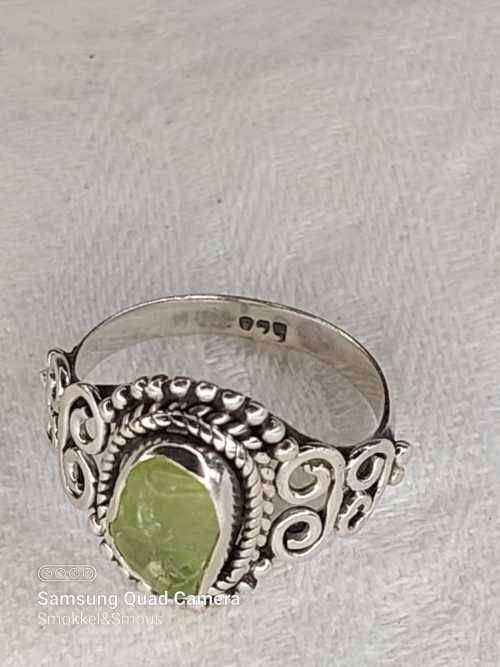 Vintage antique ladies ring with green stone Size: L.5