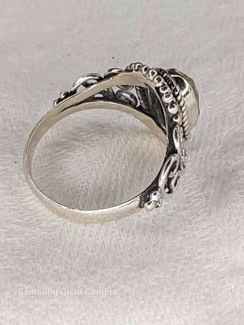 Vintage antique ladies ring with green stone Size: L.5
