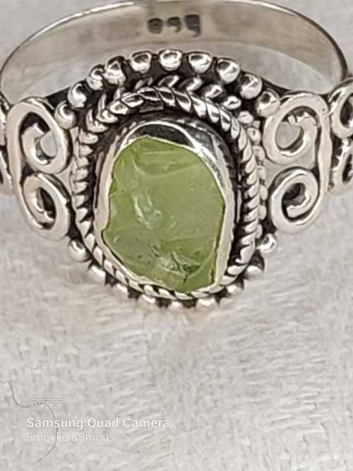 Vintage antique ladies ring with green stone Size: L.5
