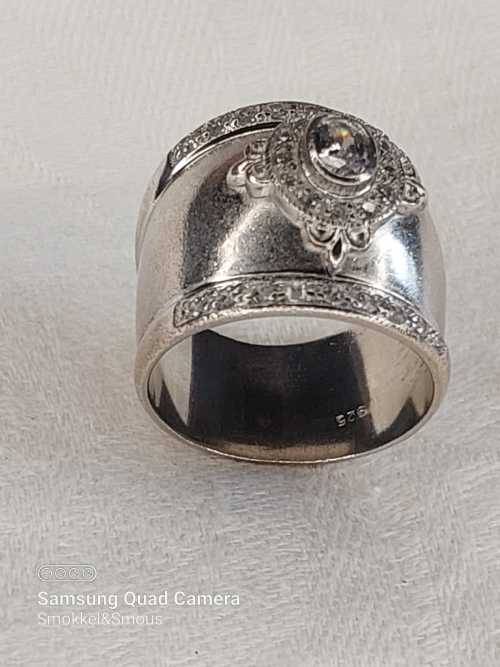 Sterling silver ladies ring Size: T