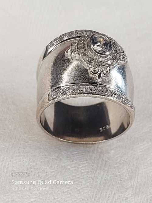 Sterling silver ladies ring Size: T