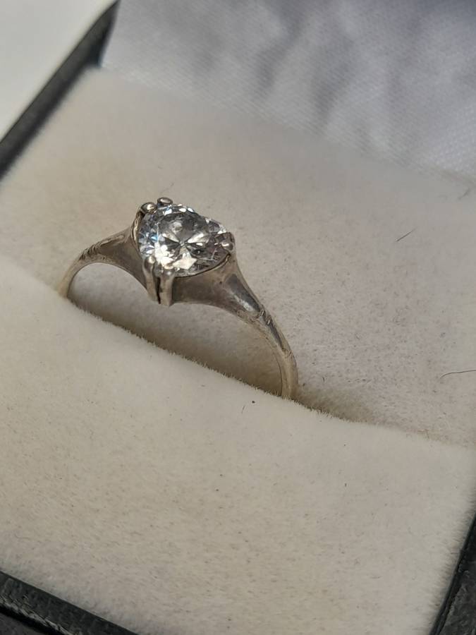 Sterling silver ladies ring Size: M NO BOX