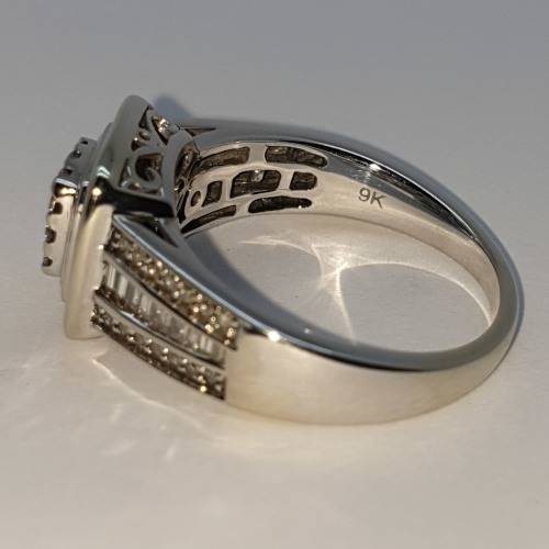 SPECTACULAR 9ct White Gold Diamond Ring - PRE-OWNED