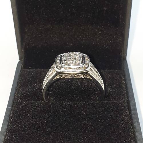 SPECTACULAR 9ct White Gold Diamond Ring - PRE-OWNED