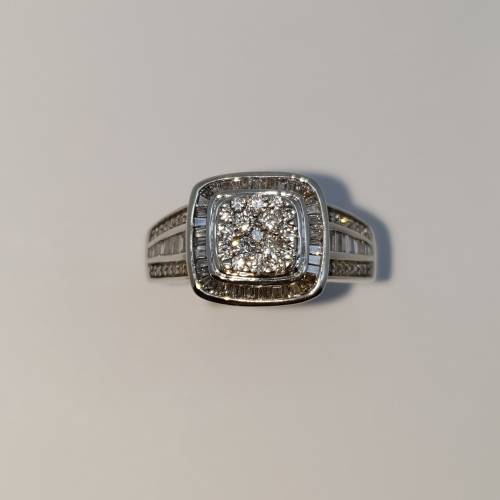 SPECTACULAR 9ct White Gold Diamond Ring - PRE-OWNED