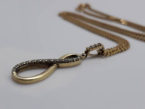 9ct SOLID Gold Ladies chain and CZ Pendant - PRE-OWNED