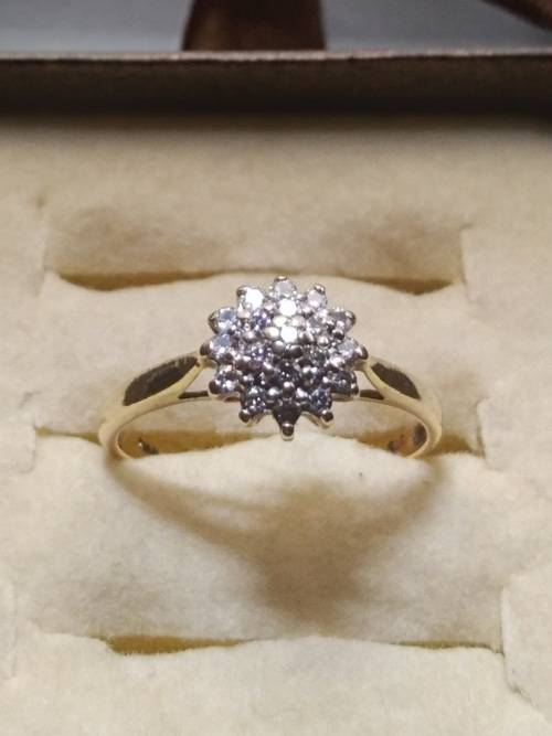 9ct Gold Diamond engagement ring - PRE=OWNED