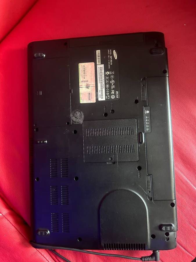 Samsung R519 15.6-inch Laptop (Intel Dual Core, 2GB RAM, 250GB HDD)It works on charger