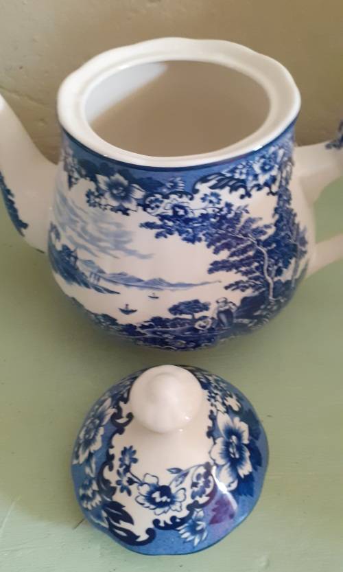 VTG - William James - Pastoral Symphony Teapot