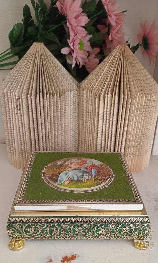 Vintage Chocolate Tin with a beautiful design