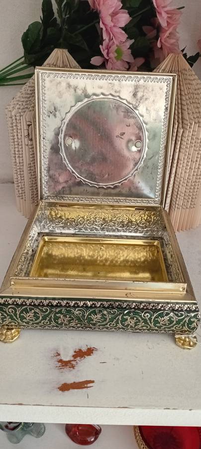 Vintage Chocolate Tin with a beautiful design