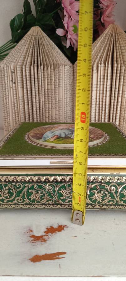 Vintage Chocolate Tin with a beautiful design