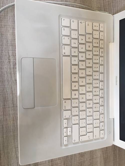 MACBOOK WHITE 13" INTEL CORE 2 DUO @ 2.13GHz 2.13GHz, 2GB RAM, 320GB HDD, OS X EL CAPITAN