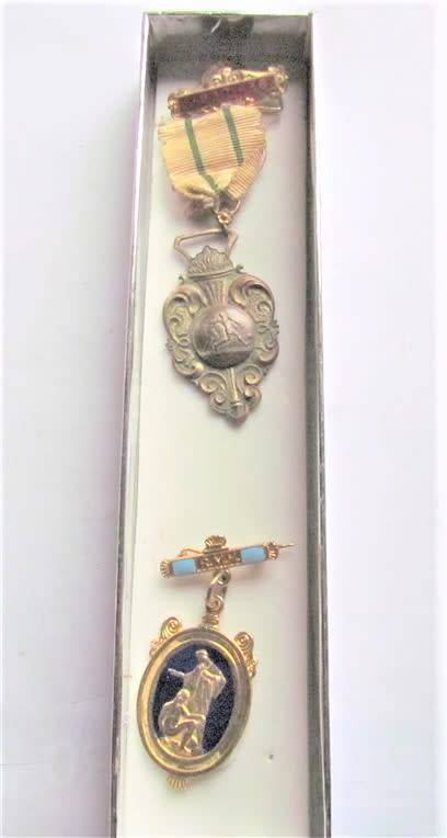 $$CRAZY R1 START$$ 2 X Medals in a Box -Masonic Jewel + 1937-38 Medal -1 Bid for both