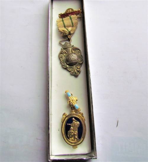 $$CRAZY R1 START$$ 2 X Medals in a Box -Masonic Jewel + 1937-38 Medal -1 Bid for both