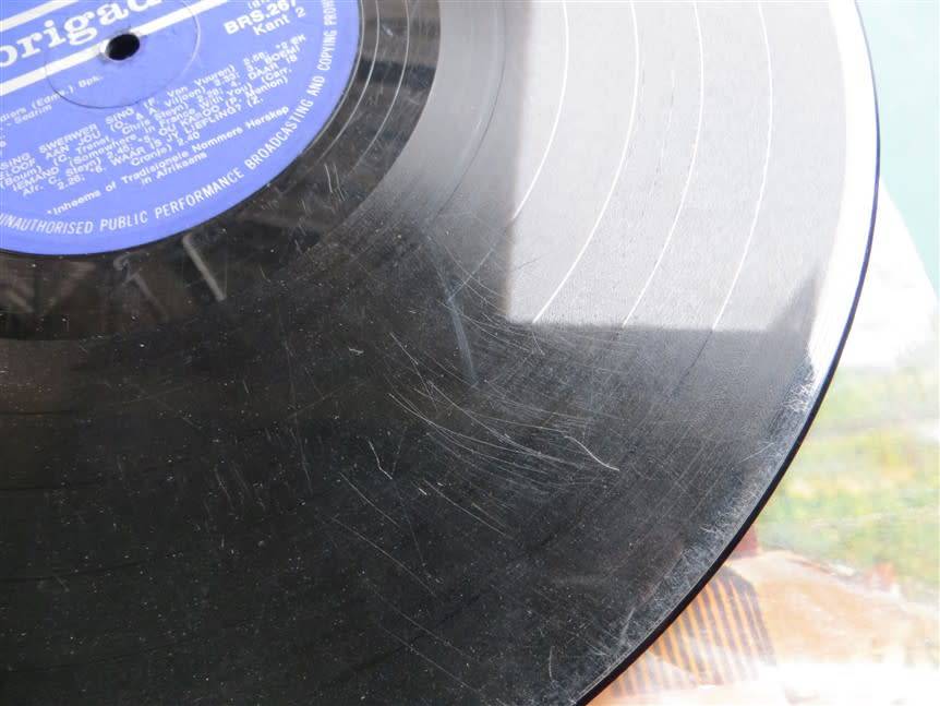 Vintage Vinyl LP - Min Shaw - Groete SA Army tribute - memrobilia /record poor condition