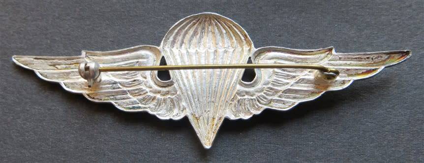 Syria/Egypt Paratrooper Jump Wings Metal Badge