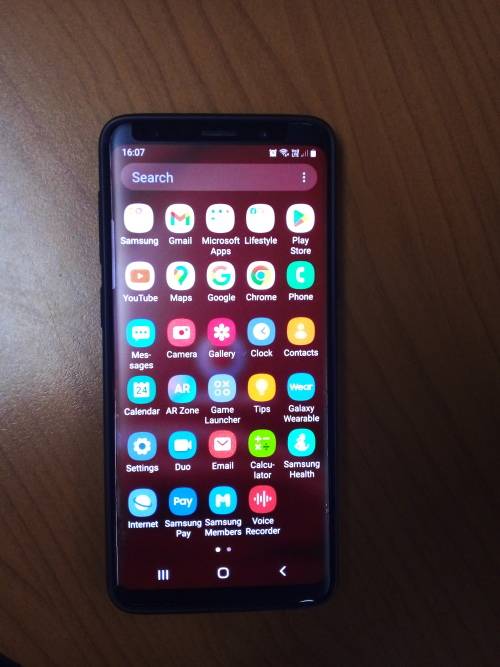Samsung S9 Black 64GB (Small crack on bottem left of screen - doesn`t affect working)