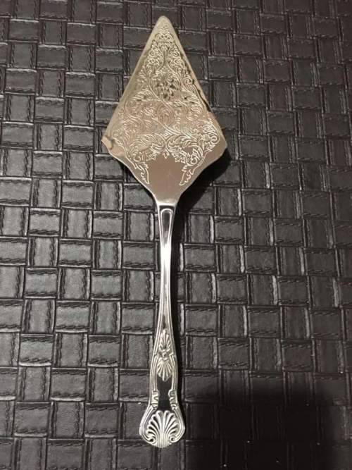 Lovely Kings pattern silver plated cake lifter