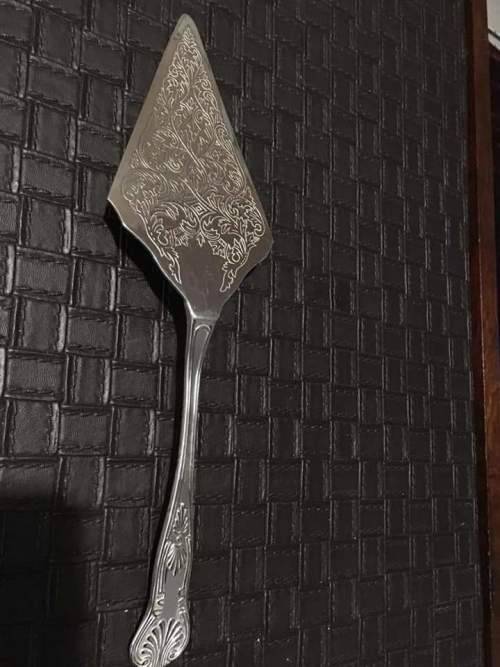 Lovely Kings pattern silver plated cake lifter