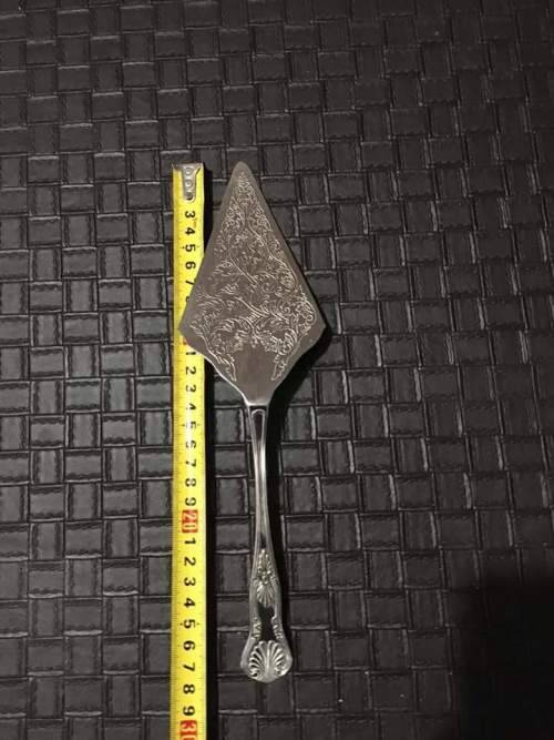 Lovely Kings pattern silver plated cake lifter