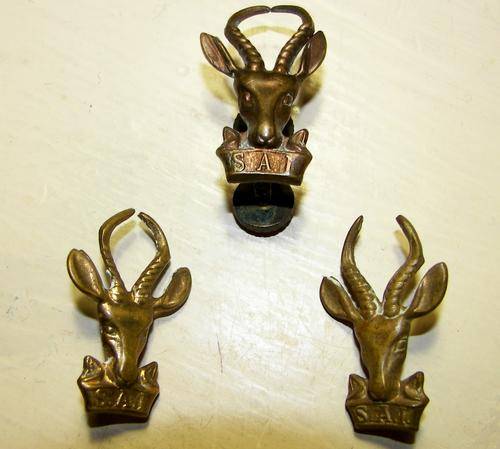 SADF~SAI~SOUTH AFRICAN INFANTRY~BRASS COLLAR AND CAP BADGES~PINS INTACT