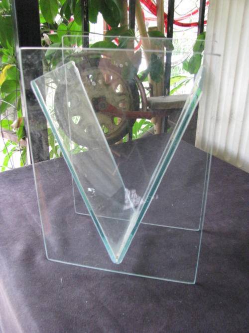 A GORGEOUS RETRO 1970'S GLASS VASE............STYLISH , INTERESTING & ELEGANT @CRRAAZY R1 START