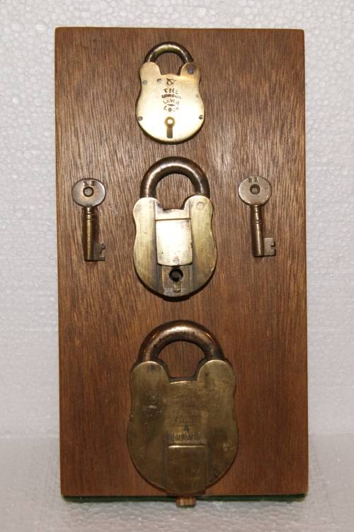 Wall Hanging Antique  Brass Locks and Keys @@@ CCCRRRAAAZZZYYY R1 START!!
