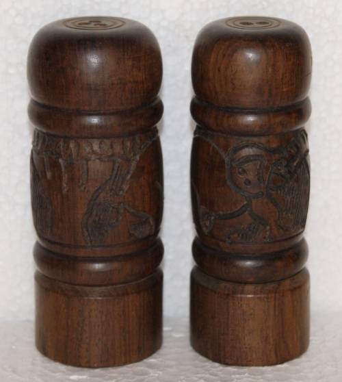 Vintage Hand Carved Treen Salt and Pepper @@@ CCCRRRAAAZZZYYY R1 START!!!