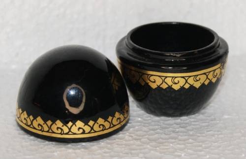 Vintage Black and Gilt Lacquer Egg Trinket Box @@@ CCCRRRAAAZZZYYY R1 START!!!