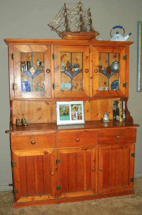 Reduced EXQUISITE LARGE OREGON DRESSER WITH WOODEN & LEAD GLASS DOORS IN EXCELLENT CONDITION
