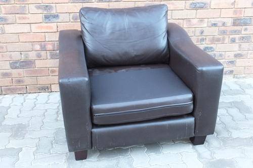 R E D U C E D OH SO COMFORTABLE LEATHER LOUNGER CHAIR