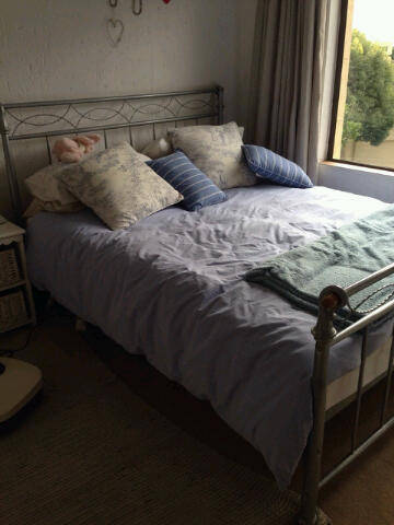 EXQUISITE & IN PERFECT CONDITION A LIGHT METAL CHROME PAINTED HEADBOARD & BASE