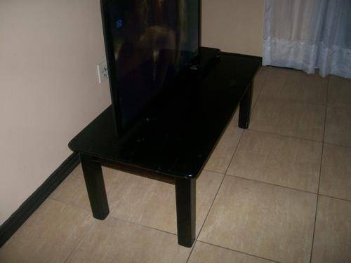 BEAUTIFUL DARK WOOD COFFEE TABLE IN GOOD CONDITION