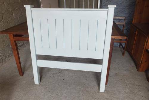 WOODEN HEADBOARD IN GOOD CONDITION FOR SINGLE BED