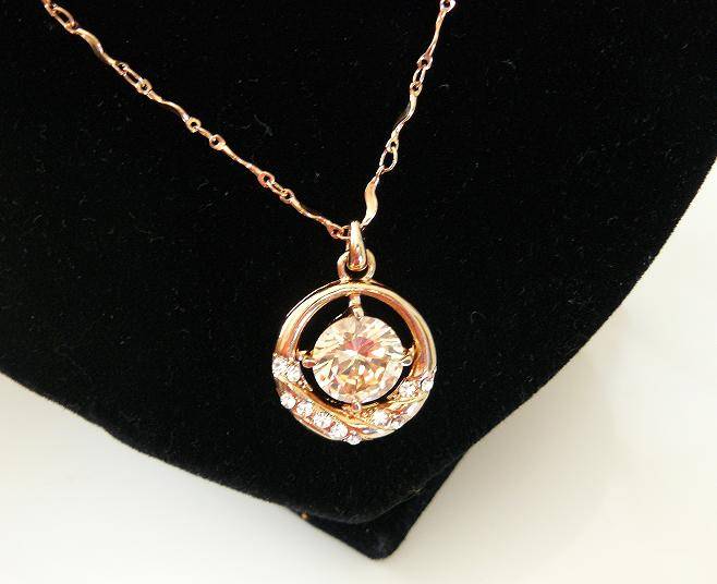 GOLD CHAIN WITH STUNNING PENDANT