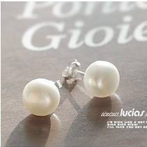 CREATED PEARL BEAN STUDS