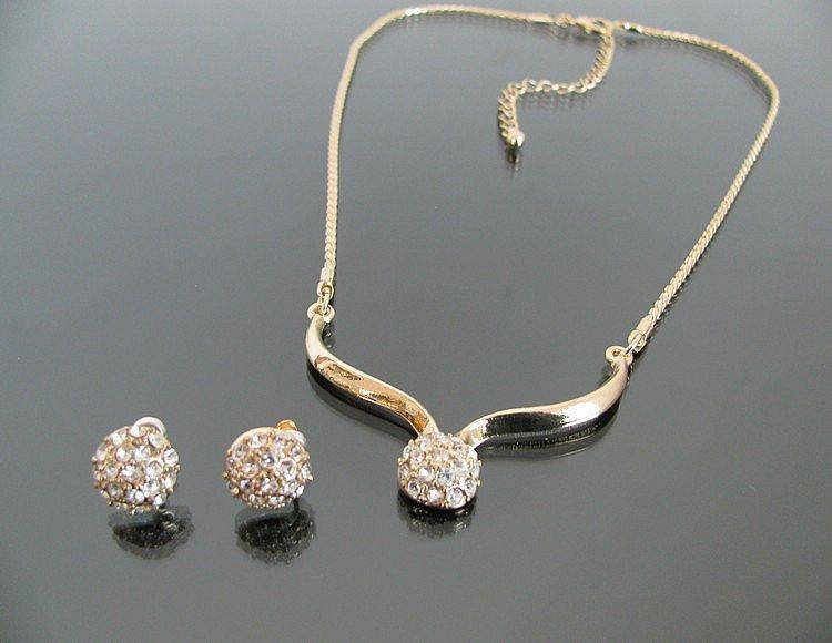 18 K GPL NECKLACE SET WITH MATCHING EAR RINGS