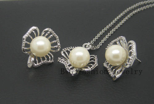 RODIUM PLATED FAUX PEARL NECKLACE AND EAR RINGS